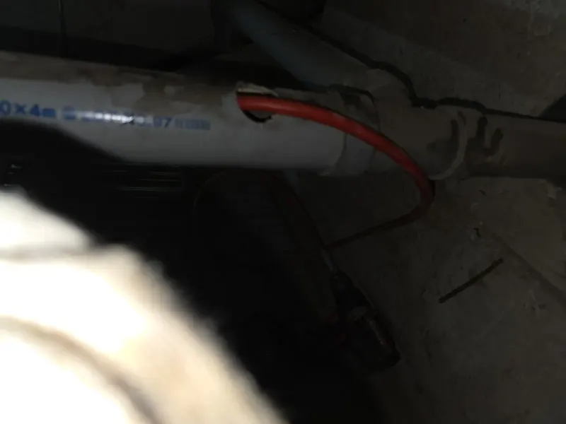 포항 남구 어두운 배관 아래 작업 구멍에 넣은 장비 줄