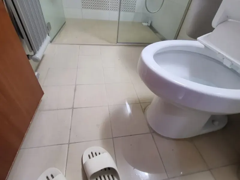 포항 남구 물이 넘쳐 젖은 화장실 바닥